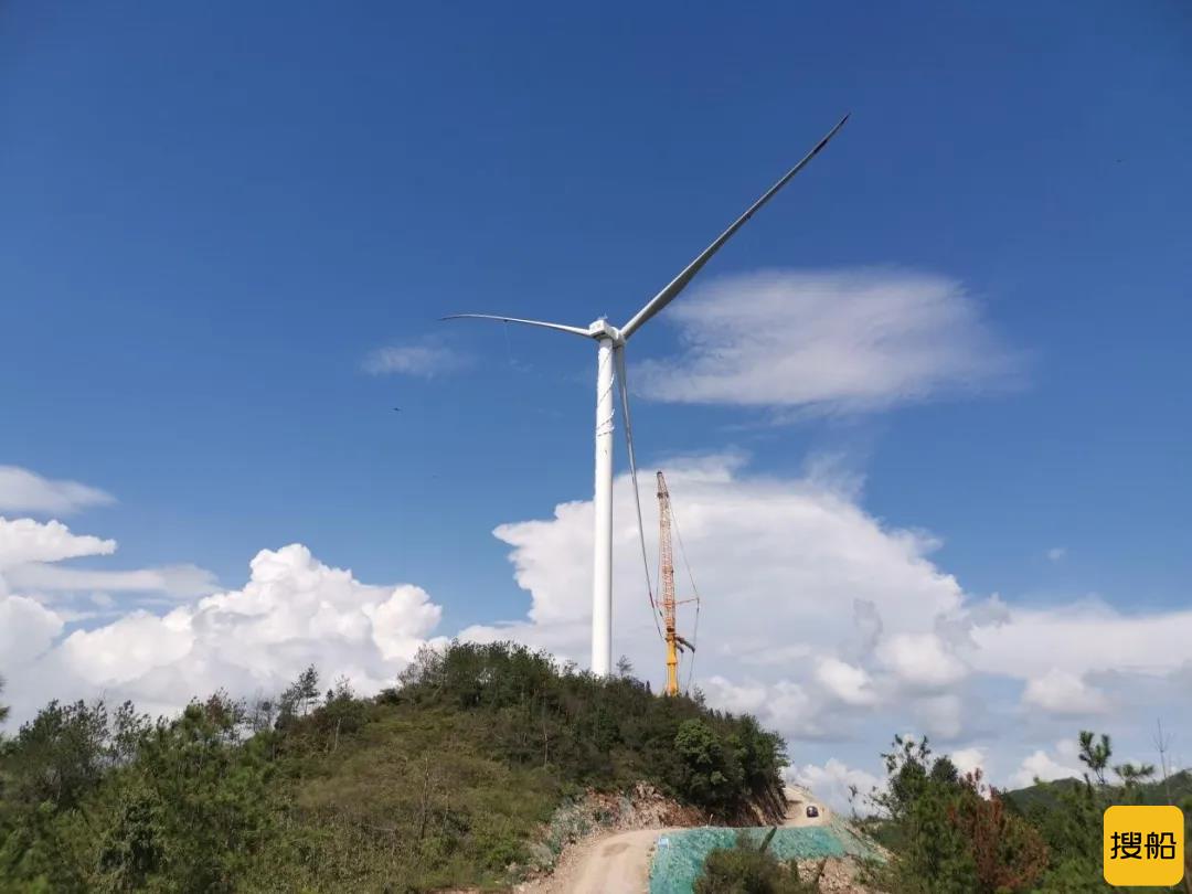 江西上唐风电项目完成首台风机吊装