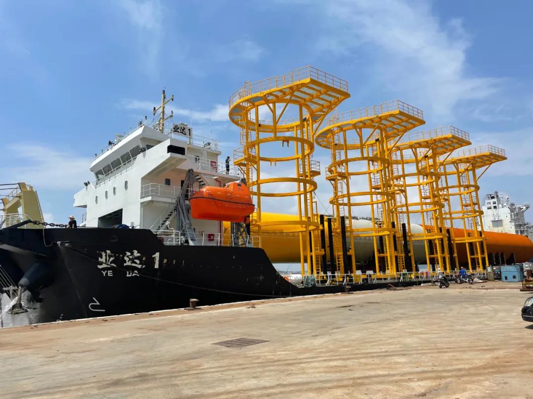 大唐南澳勒门Ⅰ海上风电项目标段二首批钢管桩和套笼成功发运