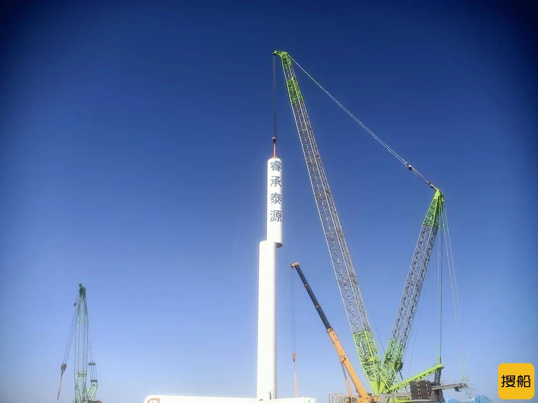 瓜州北大桥第六风电场风电项目首套塔筒成功吊装