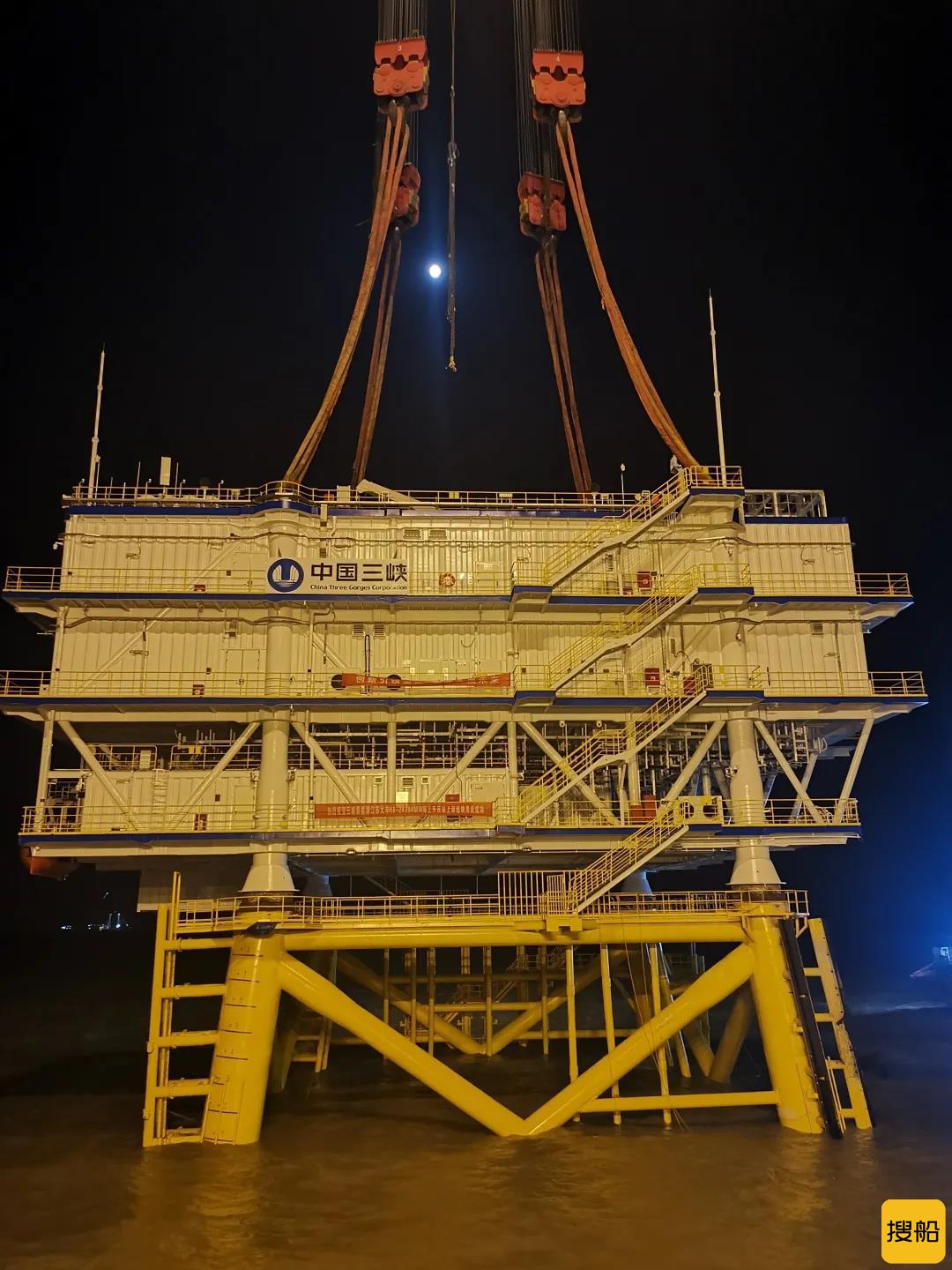 三峡能源江苏大丰H8-2项目海上升压站完成吊装
