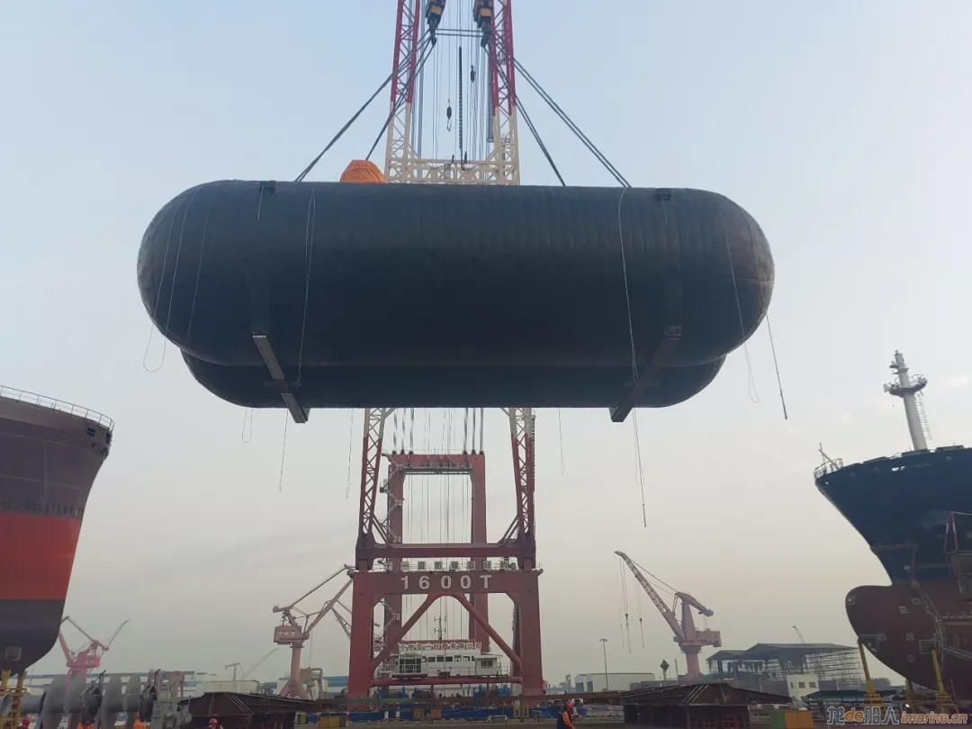 江南造船完成30000立方米双燃料LNG船（H2645）2#罐驳运吊装任务