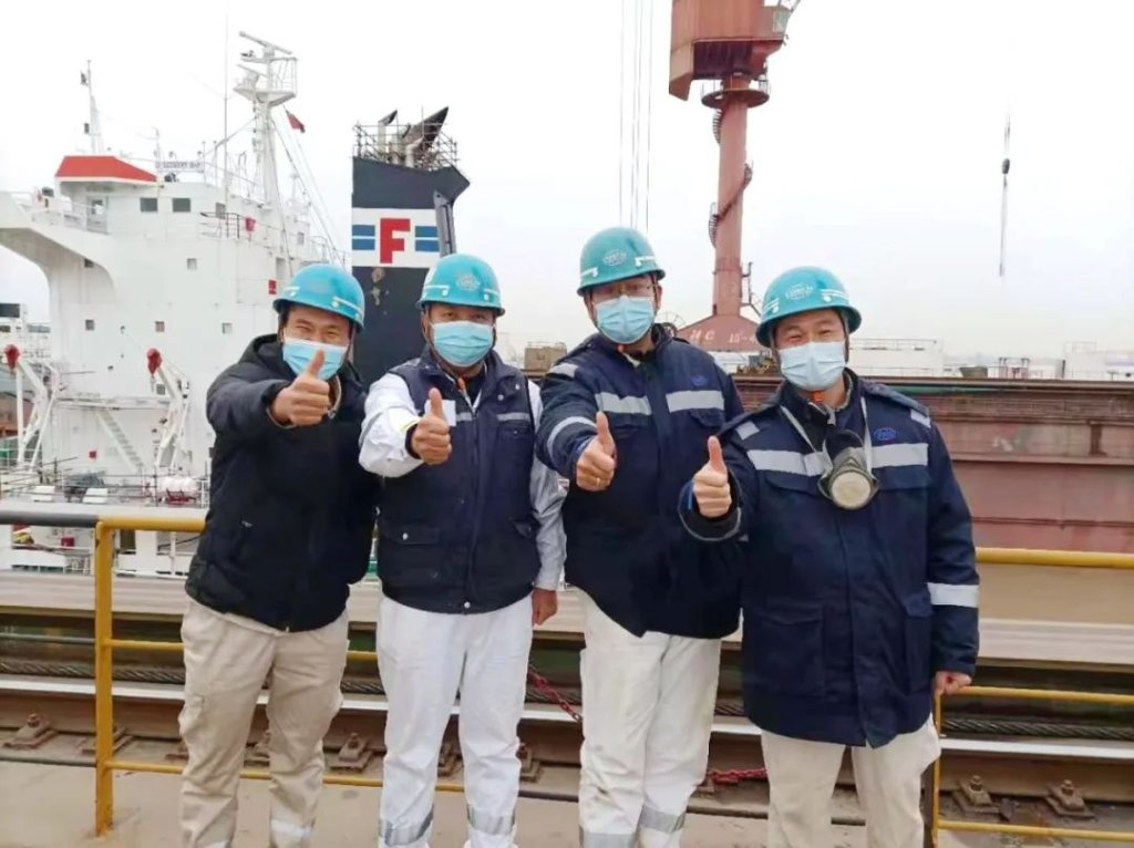 上海中远海运重工新年第一天圆满完成六条船舶进出坞、三条船舶靠厂节点