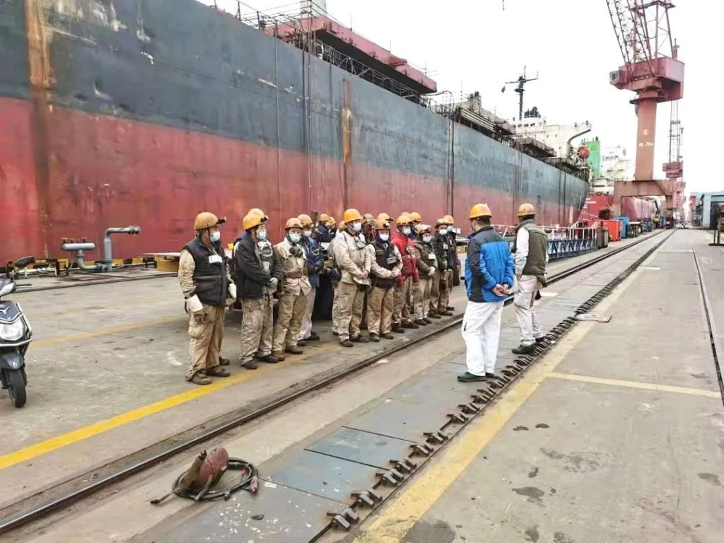上海中远海运重工新年第一天圆满完成六条船舶进出坞、三条船舶靠厂节点
