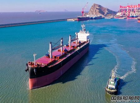  大连中远海运川崎同日喜交两艘61000吨散货船,