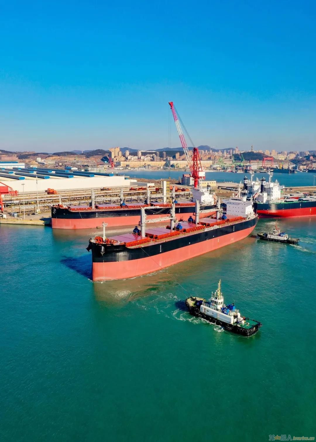 大连中远海运川崎同日交付两艘6.1万载重吨散货船