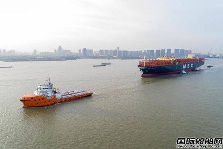  扬子江船业建造首艘14000TEU集装箱船出江试航,