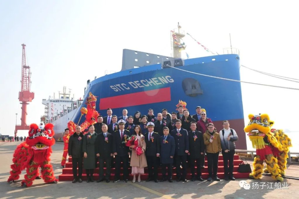 扬子江船业三厂区交付4艘新船