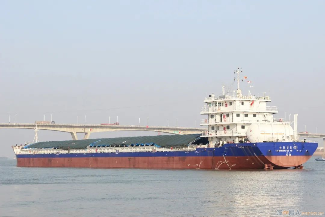 长江绿色智能示范船“长航货运001”顺利交付