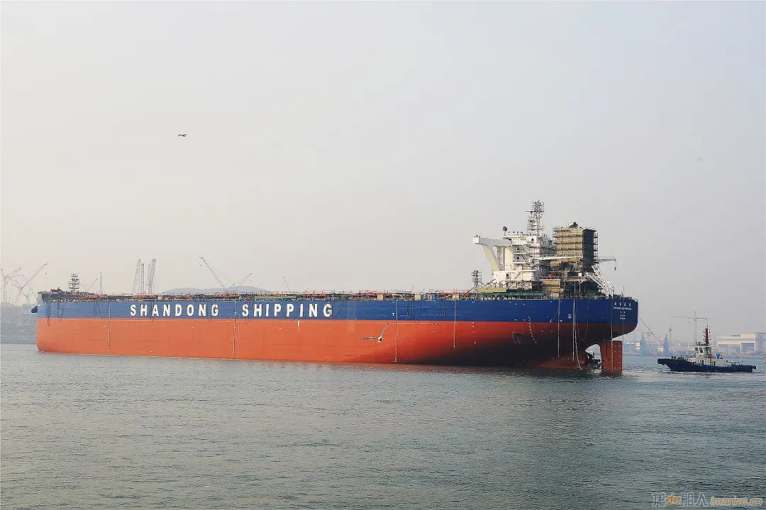 北海造船全球首艘10万吨级养殖工船及21万吨散货船出坞