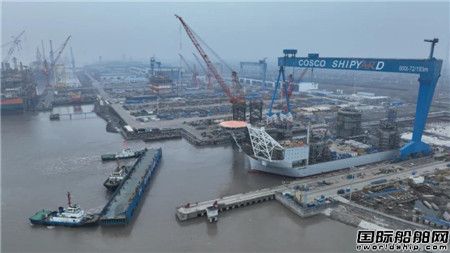  启东中远海运海工建造全球最大自升式风电安装船下水,