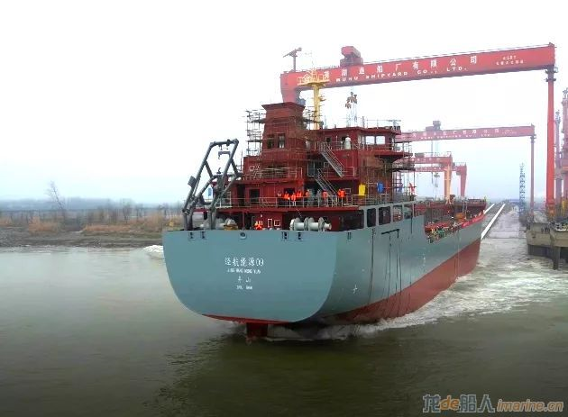 芜湖造船厂8000吨级成品油船下水