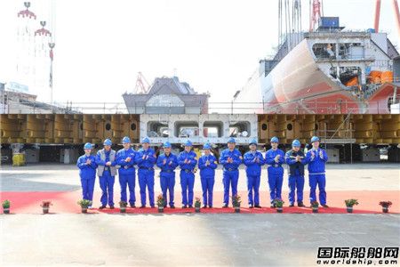  虎年第一大节点！沪东中华建造世界最大24000TEU箱船7号船入坞,