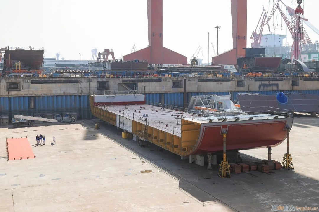 沪东中华24000TEU超大型集装箱船7号船入坞