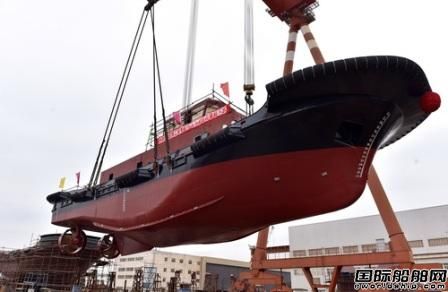 镇江船厂3676kW消防拖船顺利吊装下水