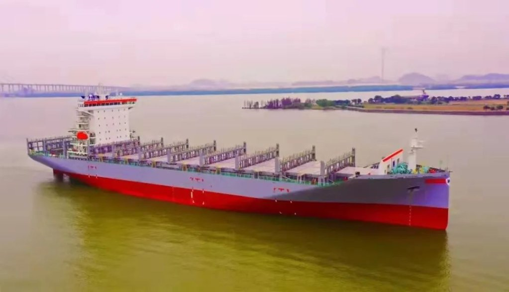 黄埔文冲建造的2038TEU-9#船（H5677）完工交付