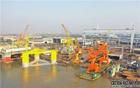 广东中远海运重工顺利交付海西重机两台门座式起重机,