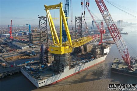  启东中远海运海工N966项目完成主吊机吊装工程,