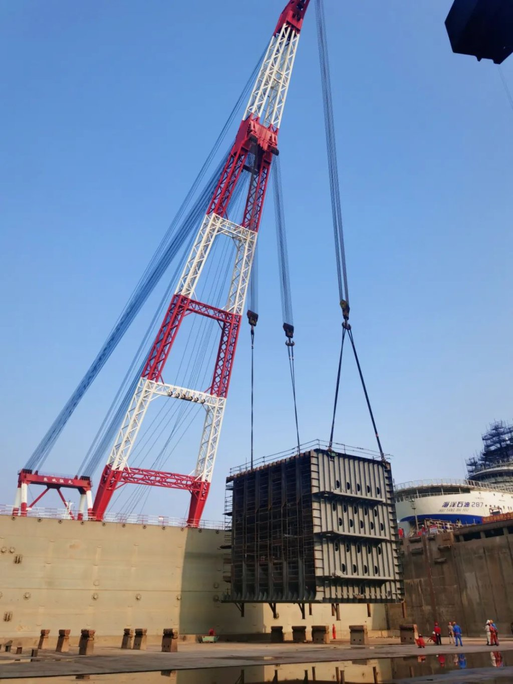 文冲修造海工驳船“海洋石油229”轮圆满完成升级改造、交付船东