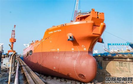 舟山中远海运重工15.4万吨穿梭油轮坞内完成航行灯角度报验