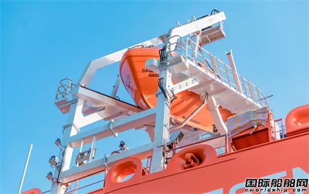 舟山中远海运重工15.4万吨穿梭油轮坞内完成航行灯角度报验,