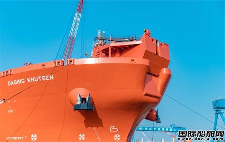 舟山中远海运重工15.4万吨穿梭油轮坞内完成航行灯角度报验,
