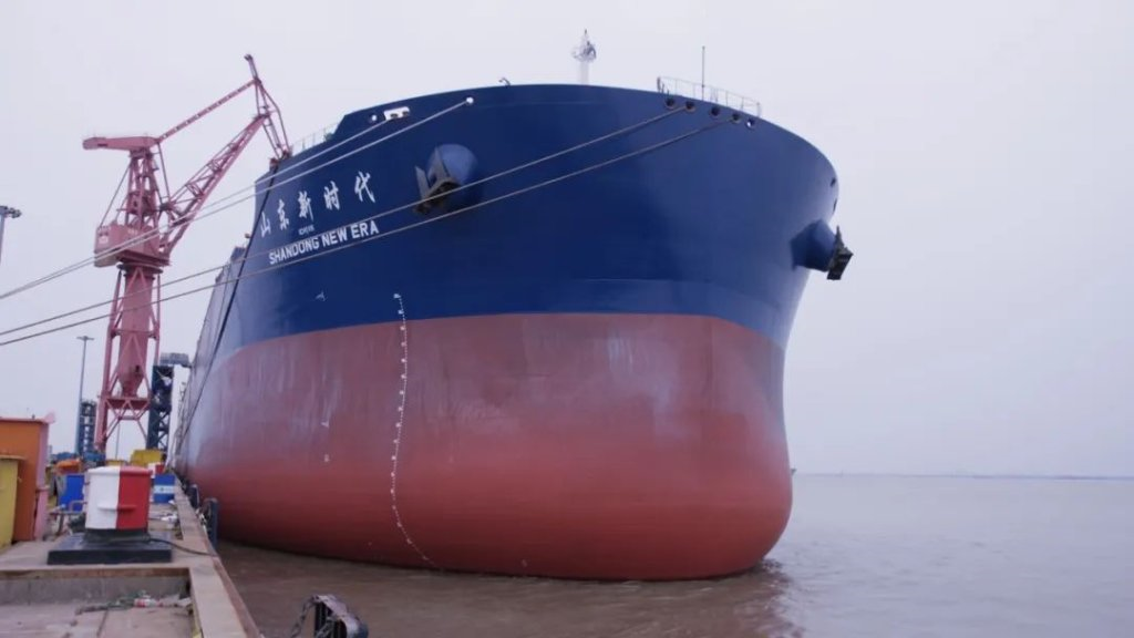 中国首艘21万吨纽卡斯尔型升级版智能散货船“山东新时代”号在外高桥造船完工交付