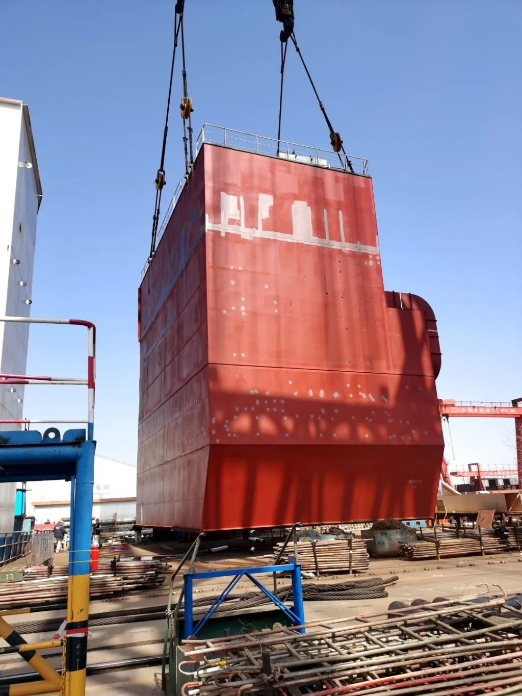 上海中远海运重工顺利完成“戴姆夫纳”轮脱硫模块吊装