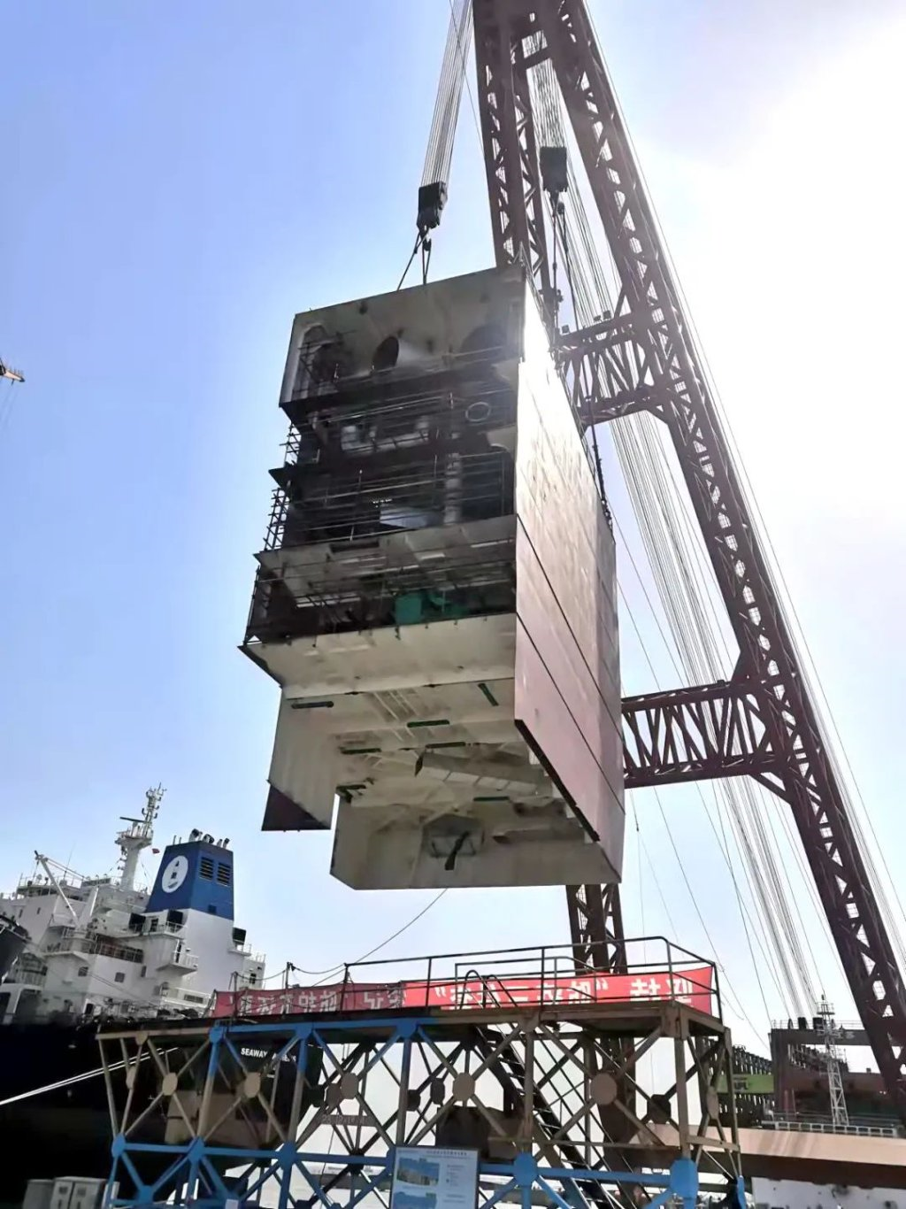 上海中远海运重工顺利完成“戴姆夫纳”轮脱硫模块吊装