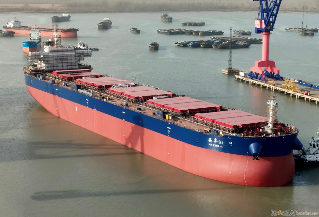 新大洋造船两艘75000载重吨内贸散货船下水