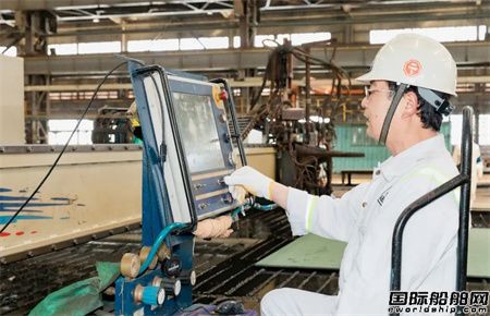 舟山中远海运重工20000吨转载驳首制船开工建造,
