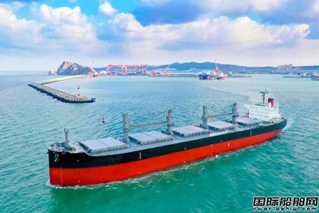 大连中远海运川崎交付一艘61000载重吨散货船