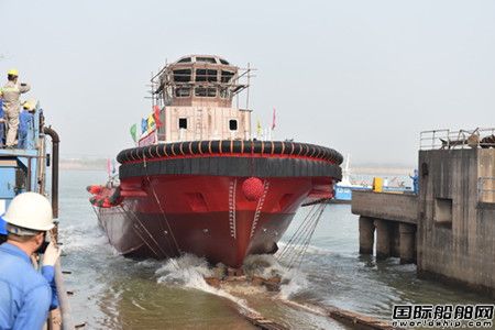 镇江船厂2646kW全回转消拖两用船顺利下水