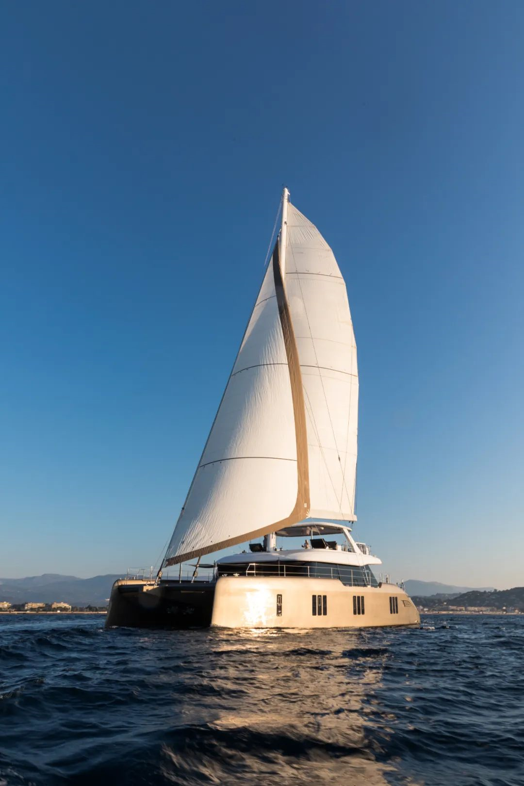 Sunreef Yachts 发布 Sunreef 70 “YOLO号”双体帆船内饰照片