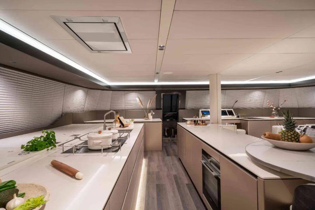 Sunreef Yachts 发布 Sunreef 70 “YOLO号”双体帆船内饰照片