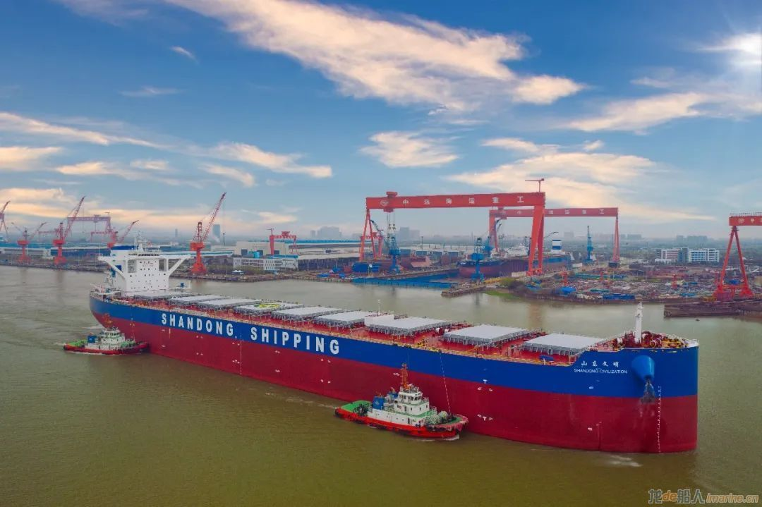 扬州中远海运重工建造的一艘21万吨散货船试航