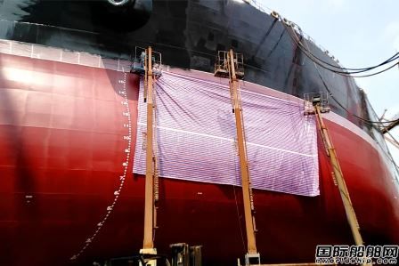 广船国际两艘双燃料大型油船同日出坞,