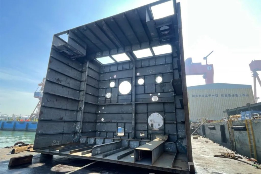 广船国际建造的两艘双燃料船顺利出坞