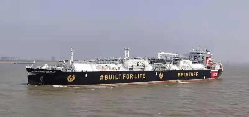 全球最大乙烯运输船引航靠泊泰州港
