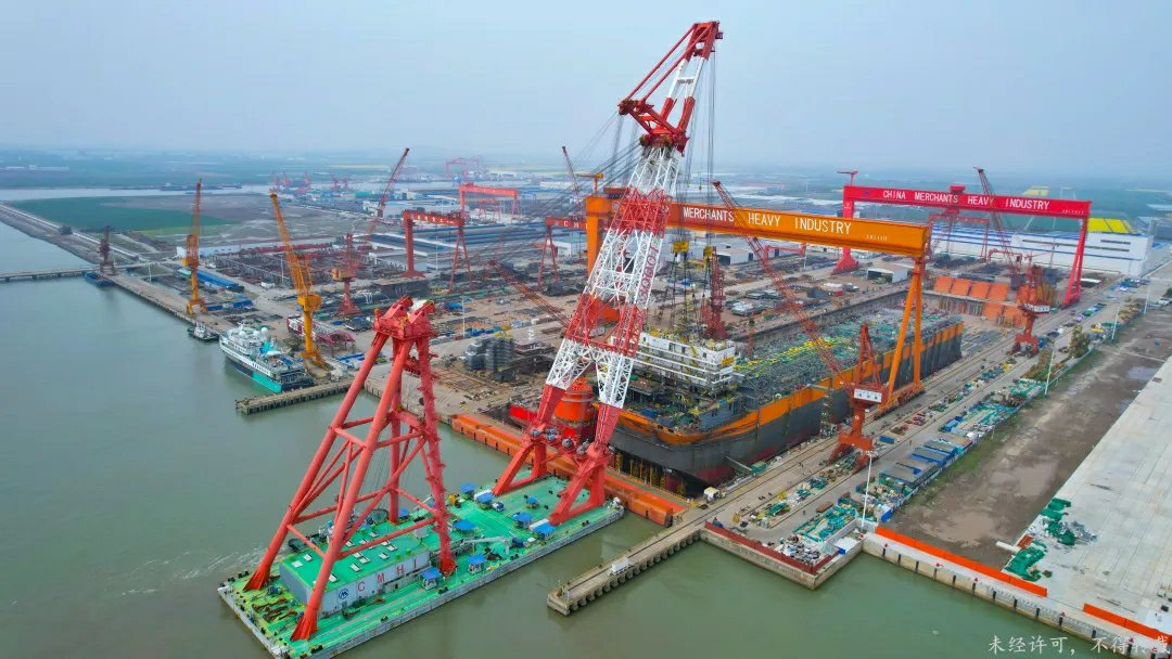 招商工业海门基地完成CMHI-225项目生活楼总段起吊