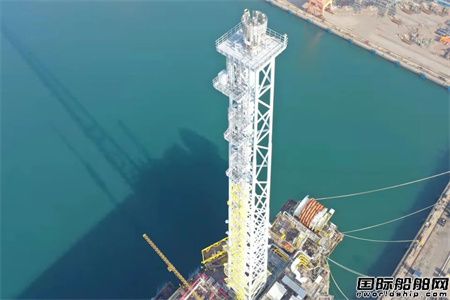 大船集团MV33 FPSO改装项目完成火炬塔整体吊装工程,
