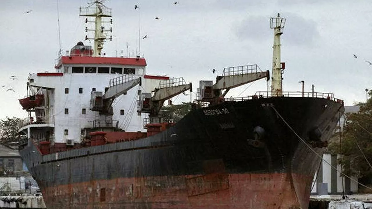 一艘载有12名船员悬挂俄罗斯国旗的干货船漏水正被拖往刻赤地区