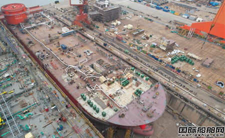  招商工业海门基地3000吨全回转起重船完成主船体贯通节点,
