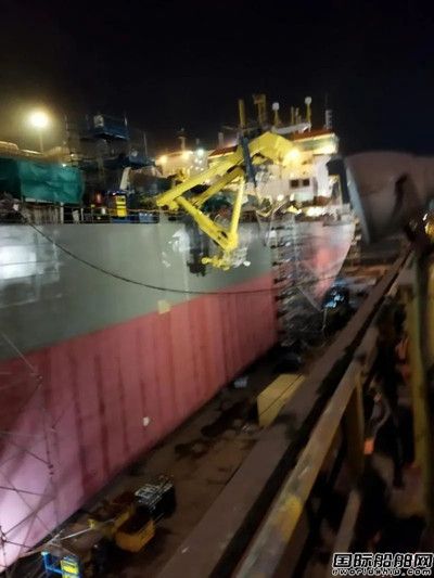 新加坡吉宝船厂脚手架突然坍塌两名工人摔落身亡