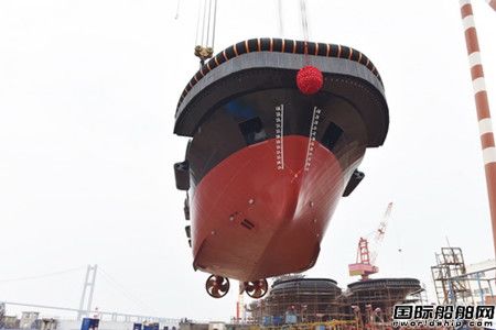 镇江船厂一艘6000HP全回转拖船顺利吊装下水