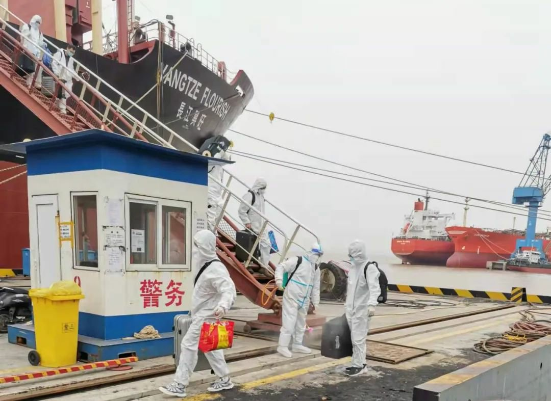 “长江兴旺”轮在舟山港顺利换员