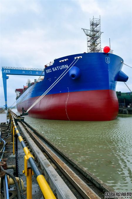  南洋船舶40000吨散货船JNS183顺利出坞,