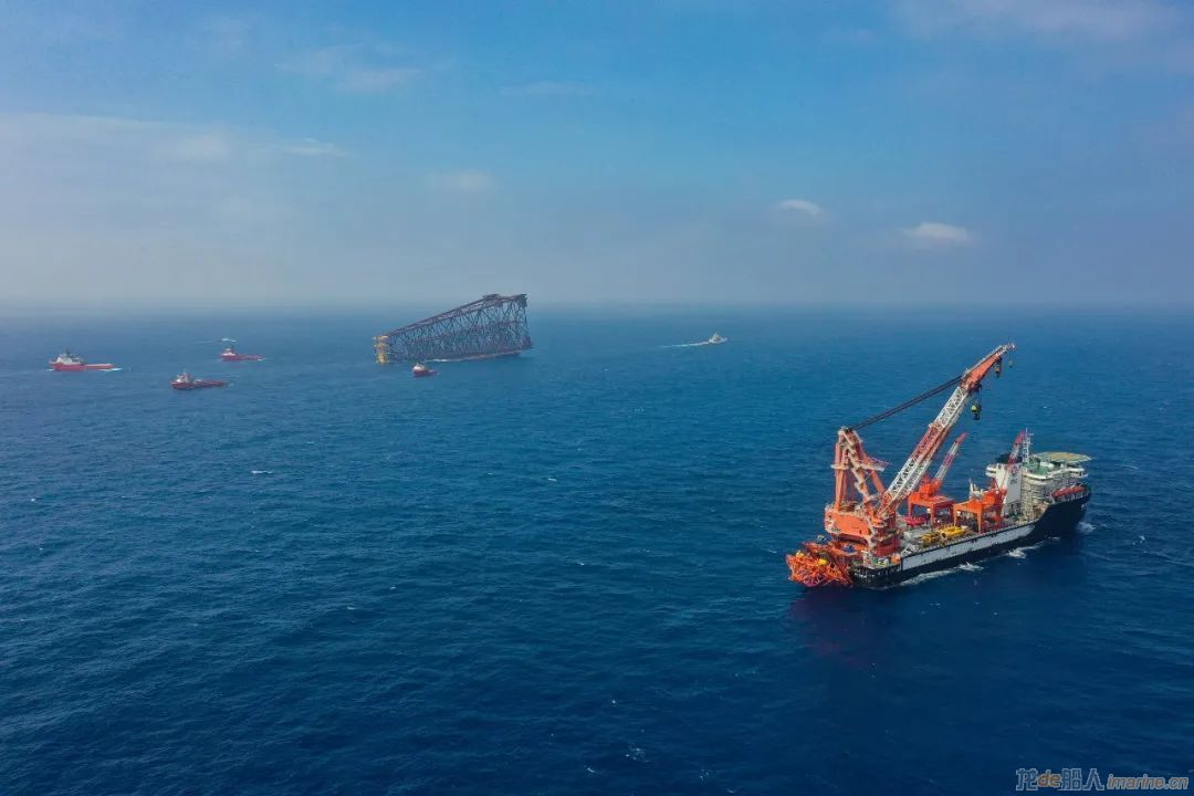 海油工程总承包的亚洲第一深水导管架“海基一号”海上安装就位