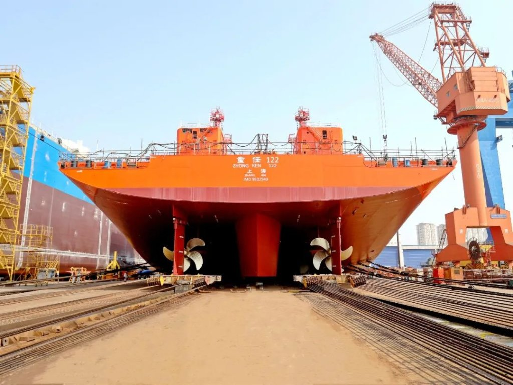 大连中远海运重工同日完成系列12000吨打捞工程船两大关键节点