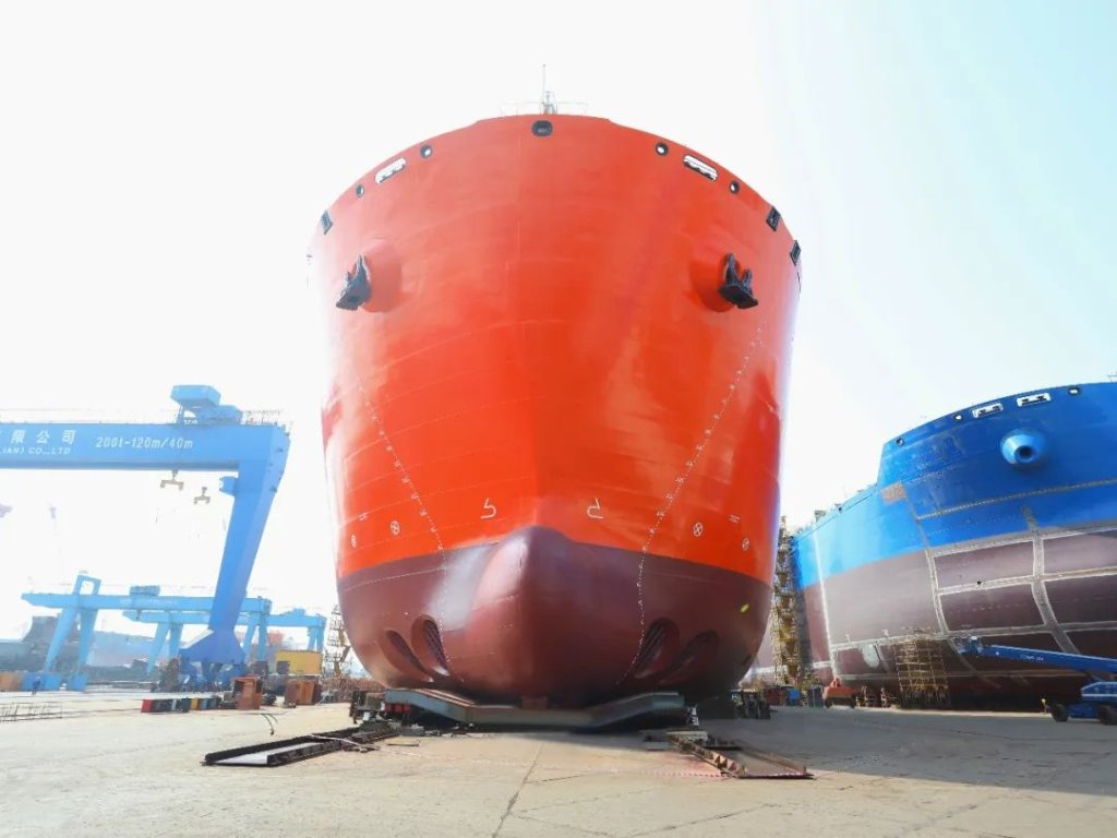 大连中远海运重工同日完成系列12000吨打捞工程船两大关键节点
