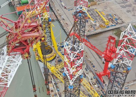  启东中远海运海工N966项目桩腿吊装全部完成,